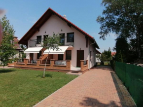3 szobás ház saját stéggel Balatonfenyvesen, vízparti utcában, a tótól 50 m-re